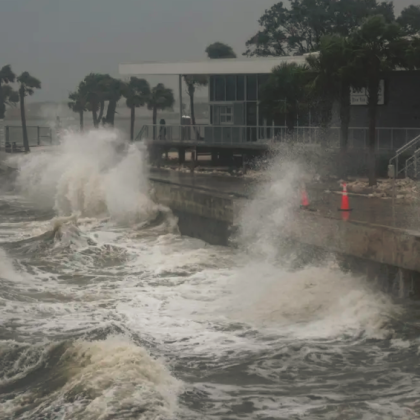 Ураганът Милтън връхлетя крайбрежието на САЩ На сушата силата на