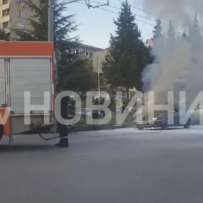 Автомобил лумна в пламъци на светофар