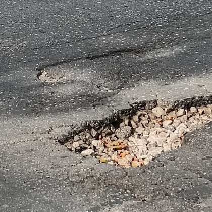 Жител на Плевен сигнализира за две големи дупки на ул