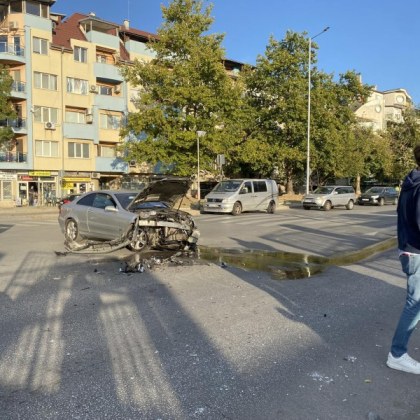Тежка катастрофа в Пловдив, кола е помляна СНИМКА