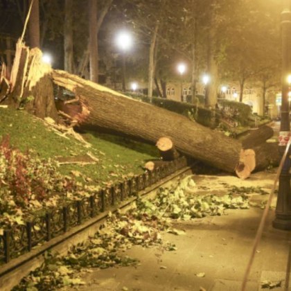 Части от Европа са в капана на урагана Кърк който