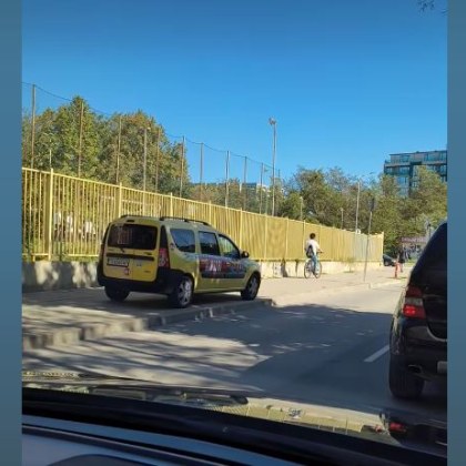 Лек автомобил се движи по тротоар във Варна Безумното поведение