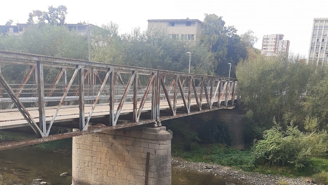 Балатум крие изгнили и опасни ламарини на мост в Ловеч СНИМКИ+ВИДЕО