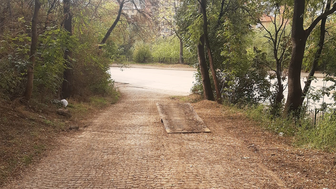 Рампа за колела изникна на неподходящо място в Ловеч СНИМКИ