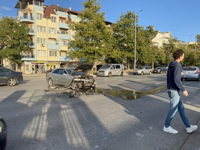 Тежка катастрофа в Пловдив, кола е помляна СНИМКА