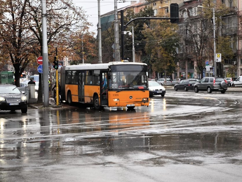 Автобус на столичния градски транспорт помете три коли СНИМКИ