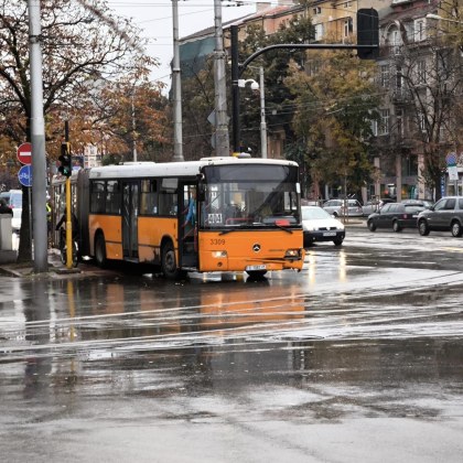 Автобус на столичния градски транспорт помете три автомобила съобщи свидетел