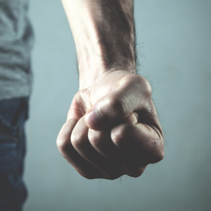 Полицията в Бургас задържа двама души нанесли побой и ограбили