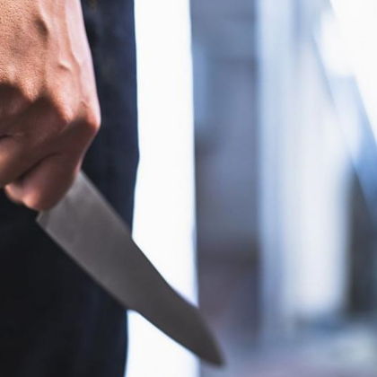 Двама мъже са били задържани след бърза намеса на служители