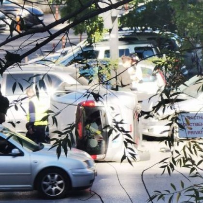 Кола се е обърнала при катастрофа в София алармира граждани Инцидентът