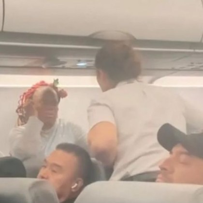 Разярена жена на борда на полет на Frontier Airlines отправи
