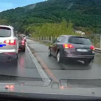 Заради инциденти или пътна организация по автомагистралите в страната често