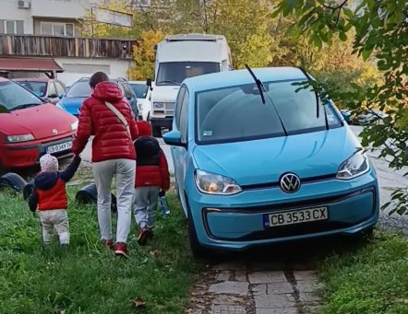 Кола паркира безобразно, майка с деца газиха в тревата СНИМКИ