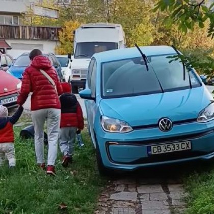 Все по често виждаме паркирани автомобили по тротоари и тревни площи