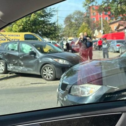 Тежка катастрофа между две коли е станала този следобед в