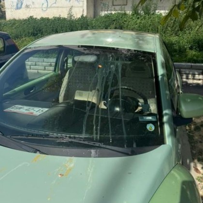 Неприятна изненада за шофьорка която открила вандализирана паркираната си кола По