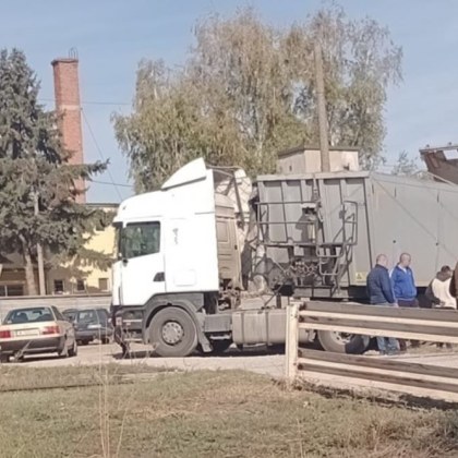 Влак и камион са се ударили на на жп прелез