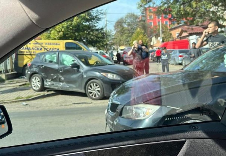 Меле в София! Сблъскаха се две коли, щетите са сериозни СНИМКИ