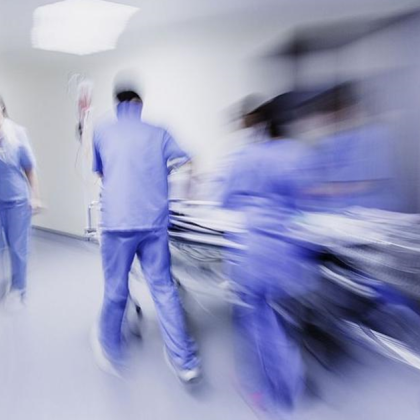 Възрастна жена е пометената на пешеходна пътека непосредствено преди моста