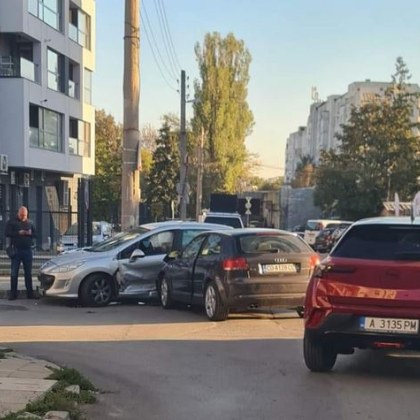 Тежък сблъсък между две коли е станал тази сутрин на