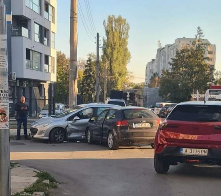 Тежък сблъсък в София, пристигна линейка СНИМКИ