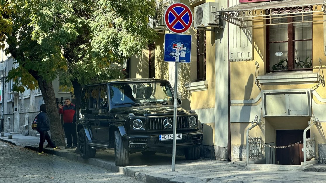 Луксозен джип зае пловдивски тротоар, 