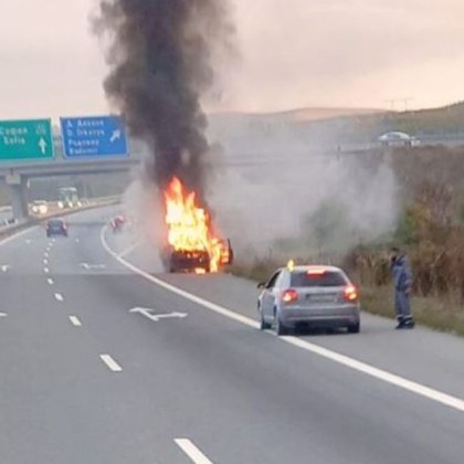 Лек автомобил гори на пътя Дупница София Инцидентът е станал преди