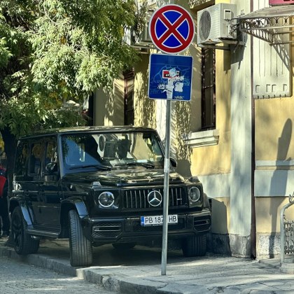 Луксозна G класа паркира на пловдивски тротоар заемайки цялото пространство