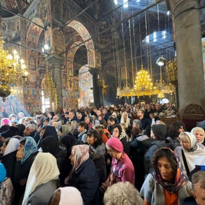 Хиляди вярващи се стекоха в Рилския манастир тъй като на