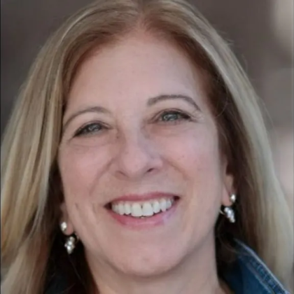 Ръководителят на музикалния отдел на Twitch Синди Чарлз почина след