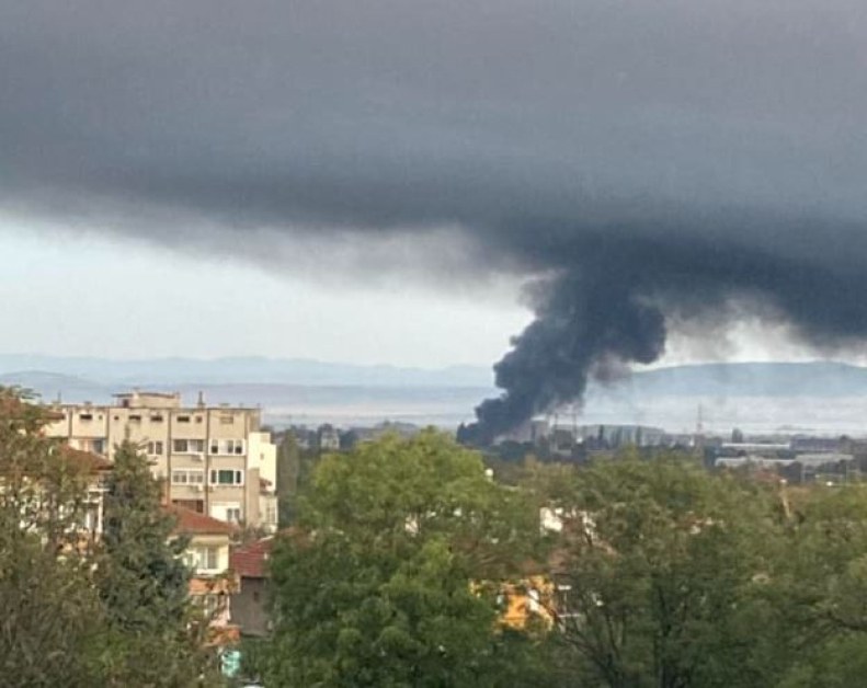 Голям пожар гори в Карнобат СНИМКИ