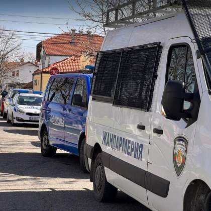 Двама млади мъже държали се агресивно на пътя и счупили