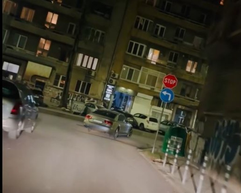 Шофьор паркира абсурдно в кръстовище в София СНИМКИ