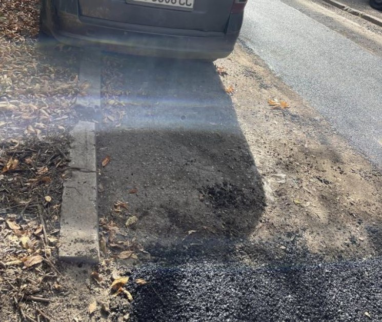 Кола попречи за асфалтирането на улица в София СНИМКИ