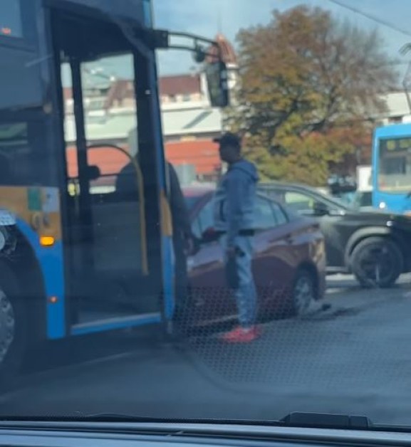 Кола и автобус се блъснаха челно в София СНИМКИ
