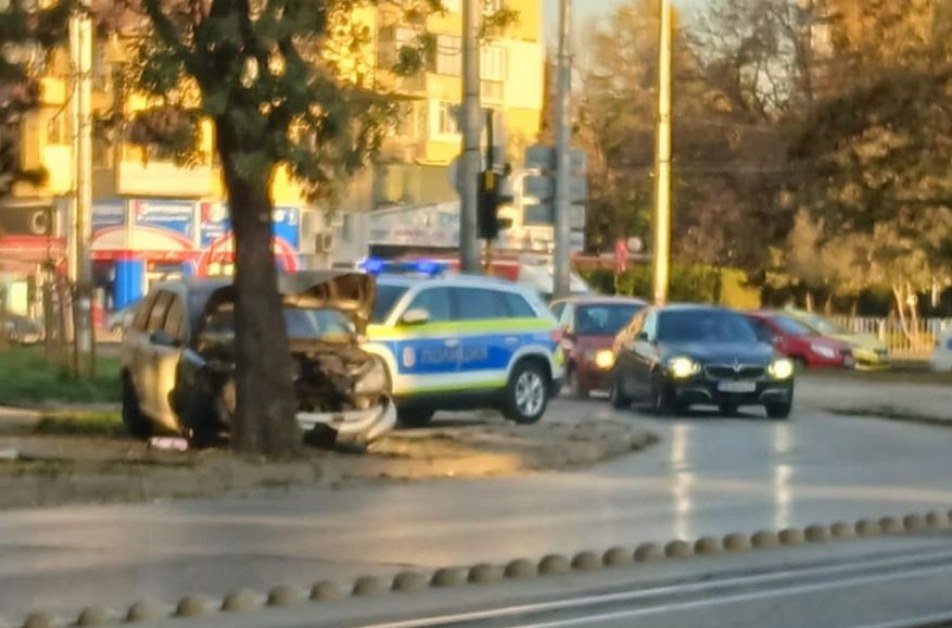 Кола премина тротоар, вряза се в дърво в София СНИМКИ