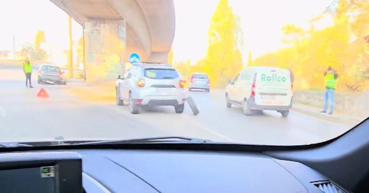 Четири коли спукаха гума заради липсващ капак на шахта СНИМКИ