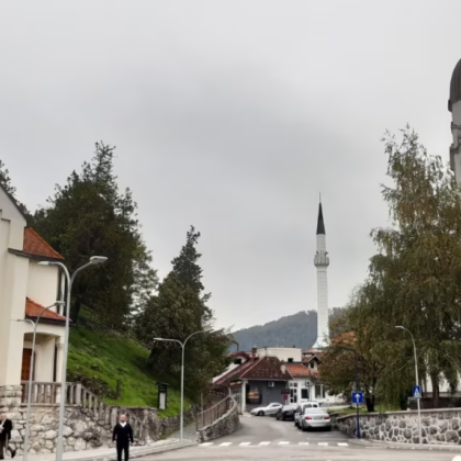 Тийнейджър с нож уби полицай и рани втори в град