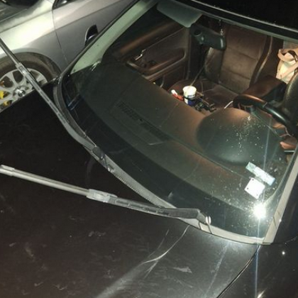 Шофьор от Димитровград завари колата си замърсена и с вдигнати