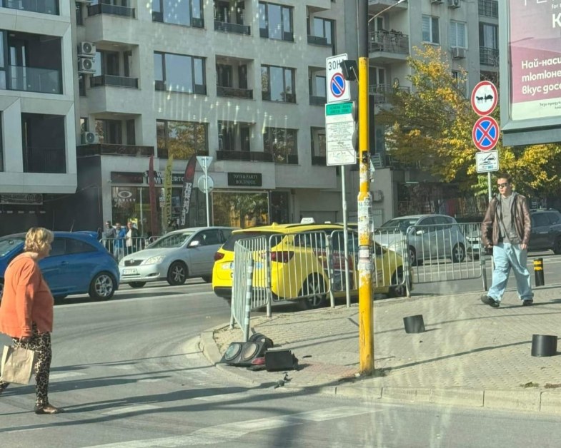 Камион помете светофар на ключово кръстовище в София, заформят се задръствания СНИМКА