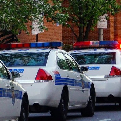 Шофьорка блъсна училищна ограда, загина момче - четири деца са в болница