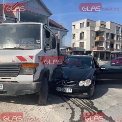 Товарен автомобил и кола се удариха тежко на булевард в Пловдив  СНИМКИ