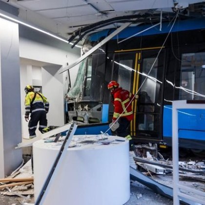 Трамвай излезе от релсите и се вряза в магазин в