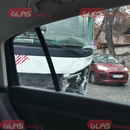 Автобус е с разбита предница след инцидент на жп прелез в Пловдив  СНИМКИ