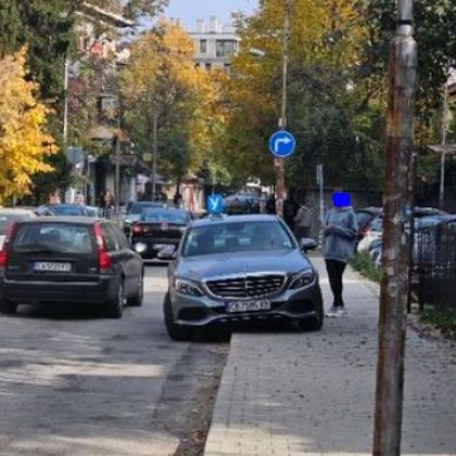 Колите по тротоари и зелени площи из улиците на страната