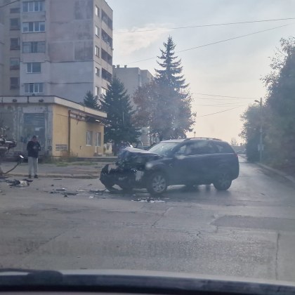 Сблъсък между боклукчийски камион и лек автомобил в София ВИДЕО