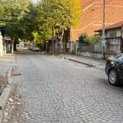 Пластмасови туби превзеха улица в Пловдив На гледката се натъкнал