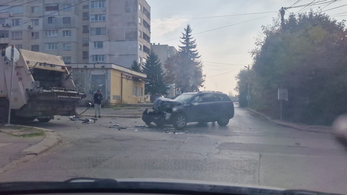 Сблъсък между боклукчийски камион и лек автомобил в София ВИДЕО