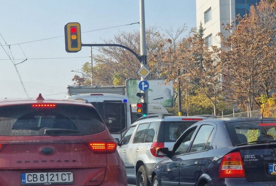 Инцидент с рейс затрудни движението в София СНИМКИ