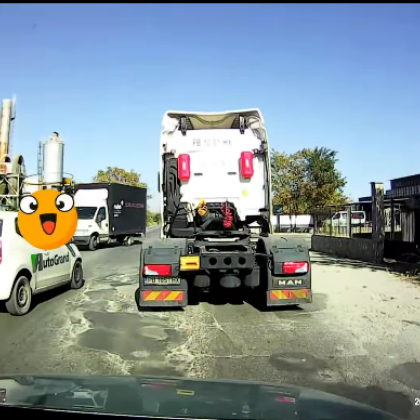 Късмет и добра реакция на шофьори спаси водач на служебен